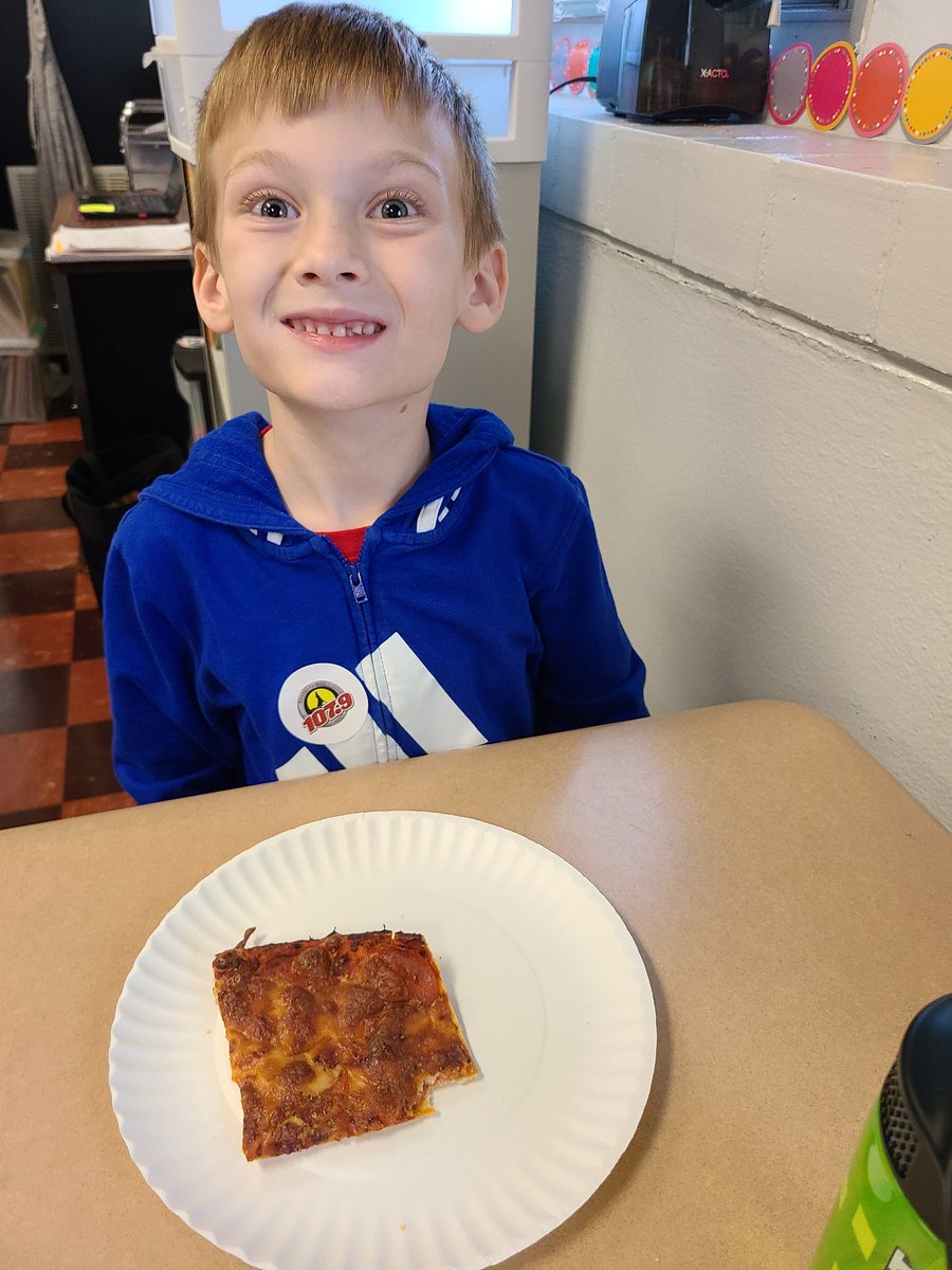 Stacy4Armstrong's tweet photo. Congrats @kelciclaxton for being Coyote 107.9 Teacher of the Week!
#teachersrock
#pizzaparty https://t.co/o541Meuv02
