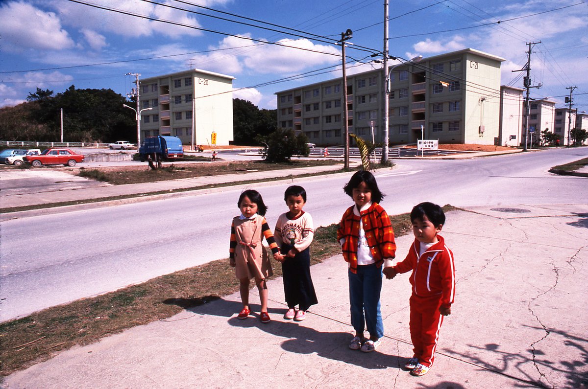 doikuro963's tweet photo. 豊見城、団地の子供たち（沖縄 1978年）#フィルム写真 https://t.co/ss5wMddeTx