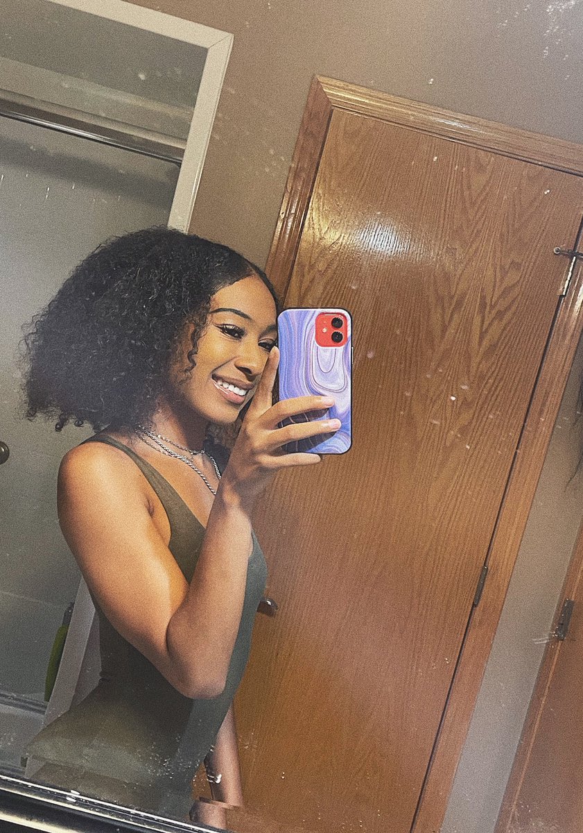 bbrrookester's tweet photo. i don’t show appreciation to my natural hair enough 💆🏽‍♀️ https://t.co/YuuHbNCsPo