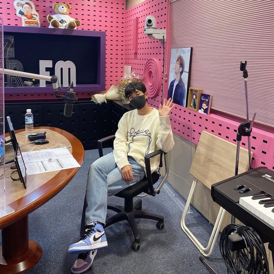 dindinph's tweet photo. [092221] 

@dindin_musichigh IG Update 

#DinMuHa 

Today is the #lastday of the Chuseok holiday.🌟
Let's leave the sadness behind during the holidays.
Today's DIN MUHA is here to comfort you.
It starts with #WatchingRadio.😘❤️ 

Especially #BICSOON #BICONE gave up the holidays. https://t.co/TZVHYWph0e