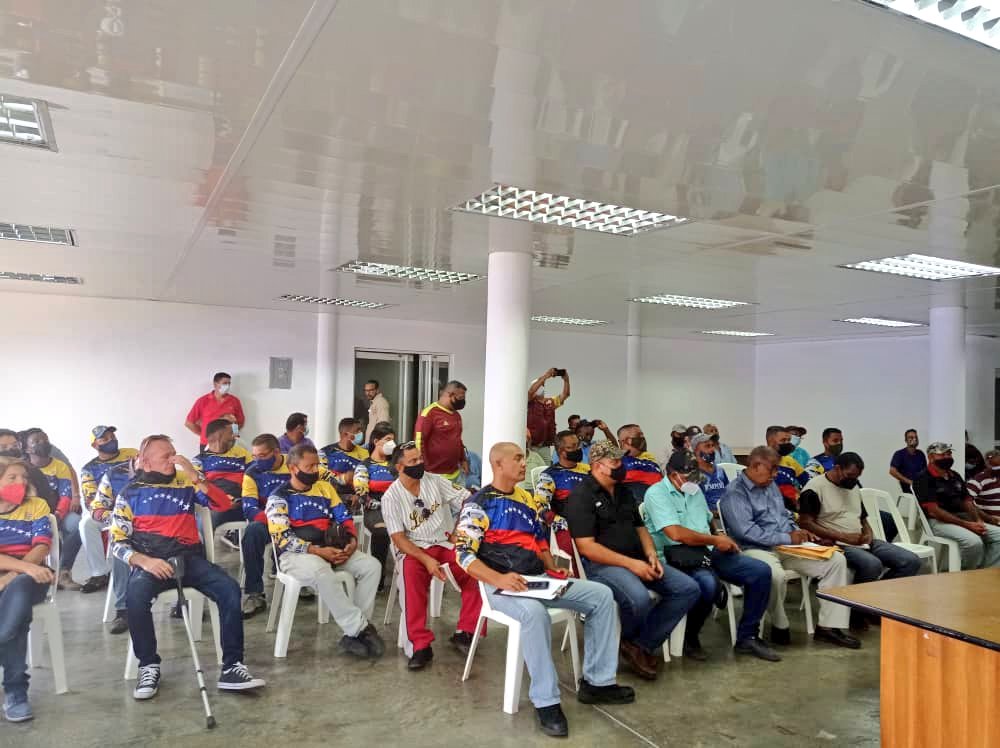 eneidalayave's tweet photo. Asimismo, se desarrolló una jornada de trabajo con el sector público y privado del estado Anzoátegui y con los representantes de colegios privados en Monagas, para establecer acuerdos que permitan precios equilibrados en esas entidades. #MaduroNuestraVozAnteLaONU https://t.co/eMV4mtl1hj