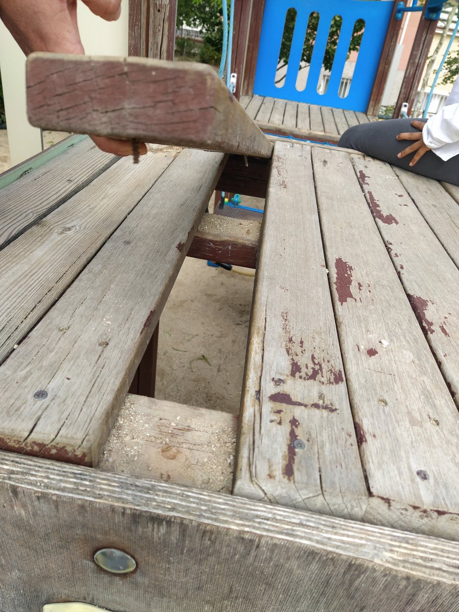 Bertaglez2's tweet photo. @Lineamadrid @Lineamadrid
 parque situ av.septima con calle once en pésimas condiciones. Mala estabilidad, tablas sueltas, clavos sobresaliendo, superficies sin anclajes, tornillos sueltos.... https://t.co/IeIo6lPDh9