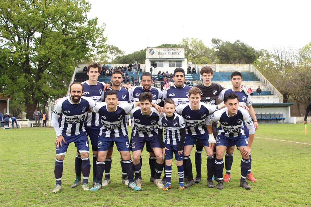 Deportivo1280's tweet photo. #FFBP Argentino empató 1-1 ante Alvear FBC y quedó eliminado del Torneo de la Federación Bonaerense Pampeana.
El global fue 5-3 para los de Intendente Alvear que acceden a una nueva fase del campeonato.
GOLES:
6' ST Emanuel Morette (Alvear FBC)
21' ST Santino Silvani (FBCA) https://t.co/JBBL2xehGU