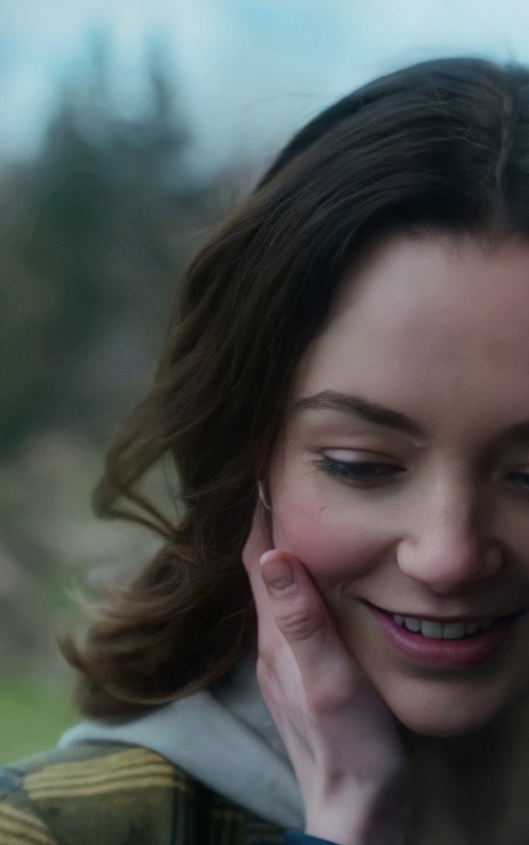 sunday_morningy's tweet photo. DETAILS #Raylla 

HER HAND HER FINGERS HER FACE

#MotherlandFortSalem 
#MFS4Bloopers #Switches 
#SaveMotherlandFortSalem #fight4mfs https://t.co/vkHCuyLtM7