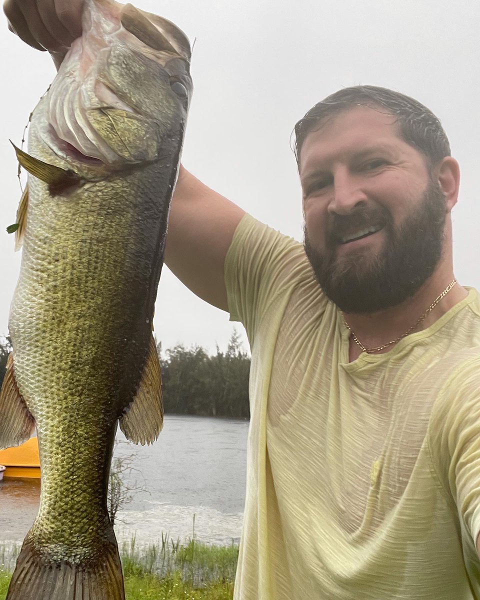 ShaneHunterlive's tweet photo. Always listen to your intuition and higher self!! 💫This is the biggest largemouth bass I’ve ever caught! It was at least 6lbs+ and I measured it at 20 inches long. I was finishing up my day. Something kept telling me to pull over and fish in the pouring rain. #intuition https://t.co/qtzHCbqd6F