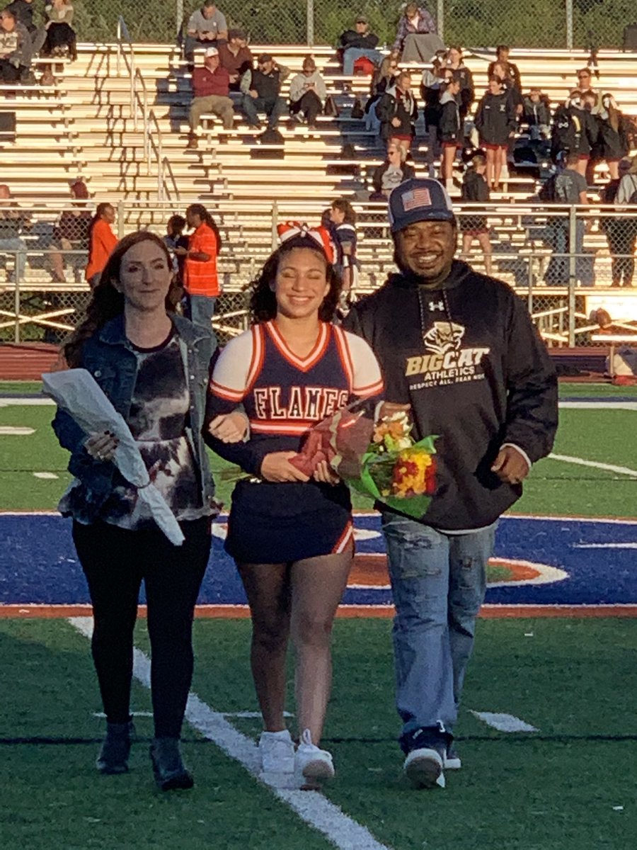 theburtalert1's tweet photo. 8th Grade Night! Thank you BMS Cheerleaders for your hard work and dedication to BMS! @Mrs_PhillipsBMS @Doctor_ACM @BMSfbcheer @jessjackson32 https://t.co/TK4SdU1Z78