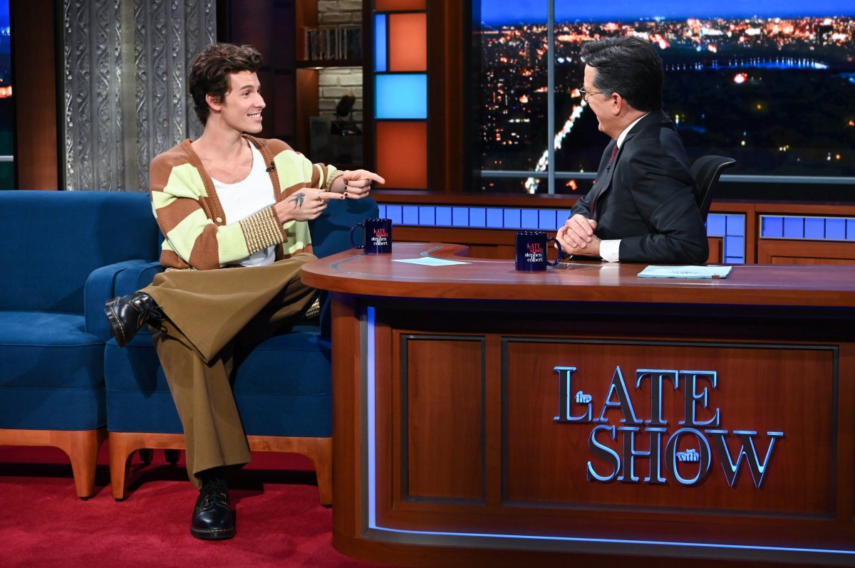 FSBRMidia's tweet photo. Shawn Mendes sendo entrevistado no 'The Late Show with Stephen Colbert' hoje em Nova Iorque. https://t.co/AgK3HseLba