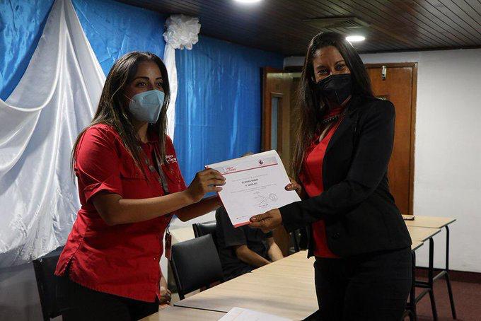 eneidalayave's tweet photo. A través del BT realizamos la entrega junto al gobernador @HectoRodriguez de financiamientos para cumplir los sueños de emprendedores que creen que lo Hecho en Venezuela siempre es lo mejor. Entregamos más de Bs. 102 MM en Credisocial Productivo.

 #MaduroNuestraVozAnteLaONU https://t.co/mvwpF5emjq