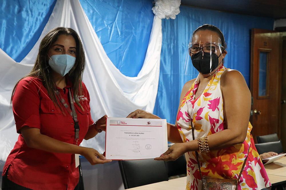 A través del BT realizamos la entrega junto al gobernador <a href="/HectoRodriguez/">Héctor Rodríguez C.</a> de financiamientos para cumplir los sueños de emprendedores que creen que lo Hecho en Venezuela siempre es lo mejor. Entregamos más de Bs. 102 MM en Credisocial Productivo.

 #MaduroNuestraVozAnteLaONU