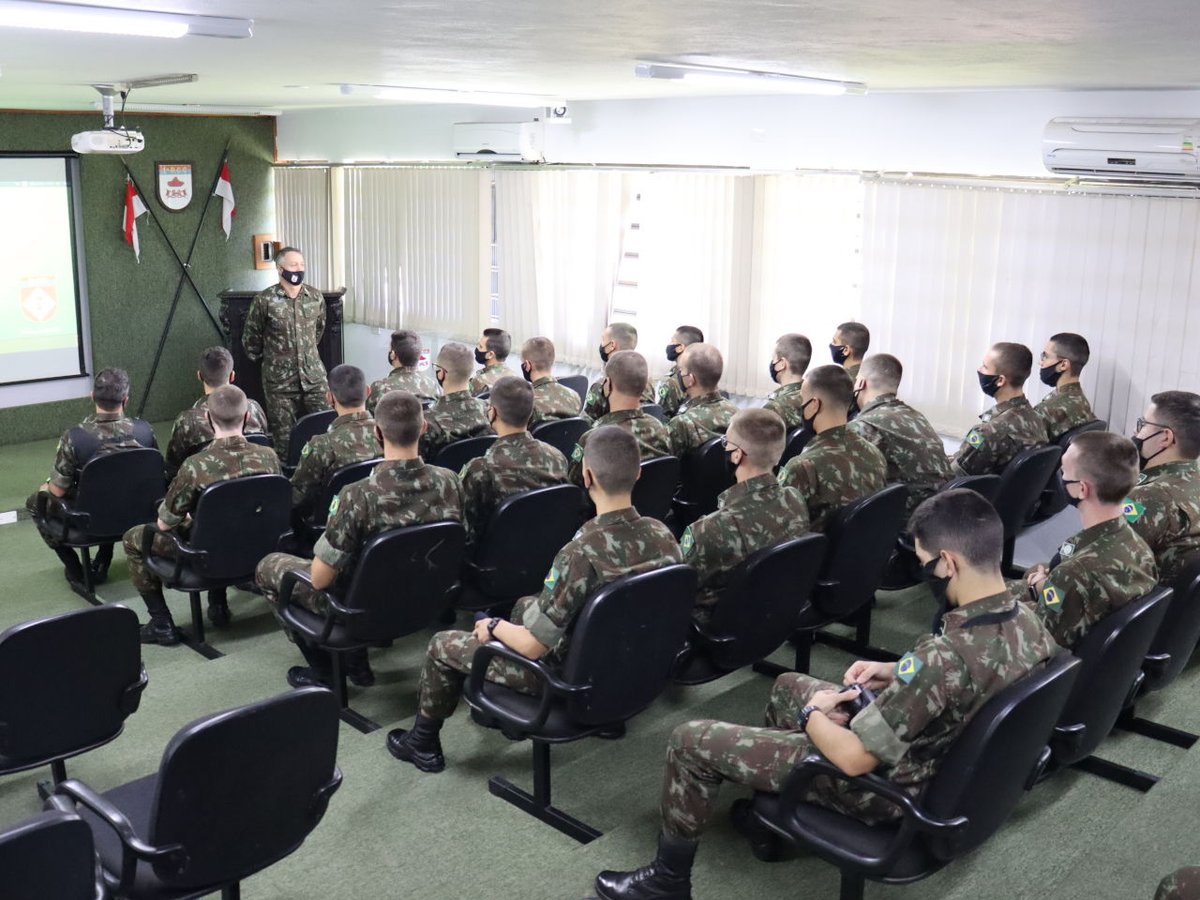 CmdoCMS's tweet photo. Santa Maria/RS. Alunos do Núcleo de Preparação de Oficiais da Reserva #NPOR do 19º RCMec, de Santa Rosa, conhecem o 1º Regimento de Carros de Combate. Eles acompanharam o trabalho da Seção de Instrução de Blindados, do Pelotão de Carros de Combate e do Pelotão de Manutenção. https://t.co/wqzmQVgvIH