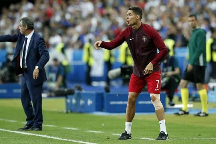 Khabylame509's tweet photo. 🚨 Parmi les pistes du Barça pour remplacer Ronald Koeman, Cristiano Ronaldo est sur la liste car le portugais est capable de coacher le Barça tout en étant joueur de Manchester United 😂🤣 https://t.co/SKPGoVdvVq