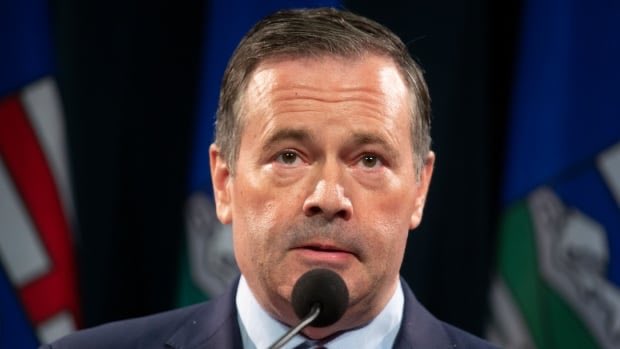 Hannah_Kost's tweet photo. Jason Kenney survives caucus meeting with leadership review to come | from ⁦⁦@DrewPAnderson⁩ #abpoli
https://t.co/7Gj3Ge8lXw https://t.co/AZ9FsG48Ju