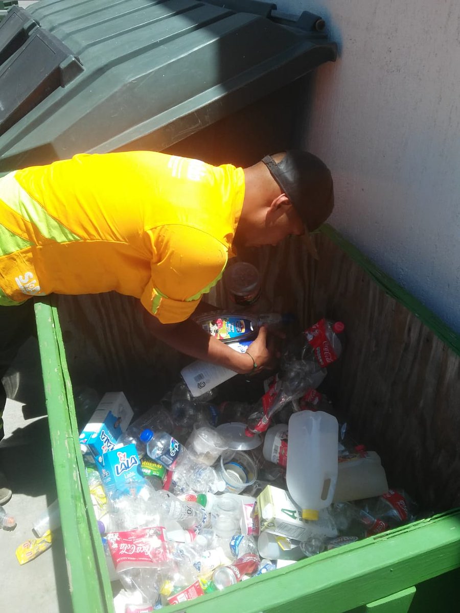 SIAP_Leon's tweet photo. Durante estos 3 años, logramos la integración de 189 fraccionamientos al programa Separa para la recolección de residuos valorizables.
#ContigoYPorTiLeón ➕ Sustentable se adquirieron 472 contenedores para promover la separación de residuos desde casa.
#InformeHLS https://t.co/GhNVGEDy5b