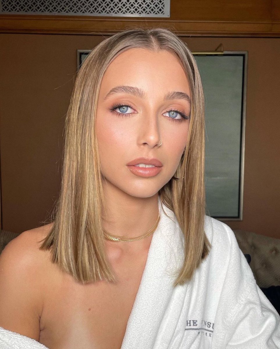 EmmaAccess's tweet photo. 📸 | new photo of emma chamberlain in new york earlier this month for her upcoming project.

(via: @/jentioseco on instagram). https://t.co/t8dhcYM8U3