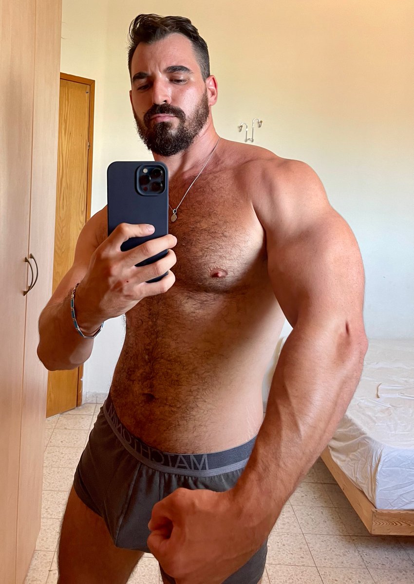 THICKmacho's tweet photo. Climb on me baby https://t.co/Touy7nnvMz