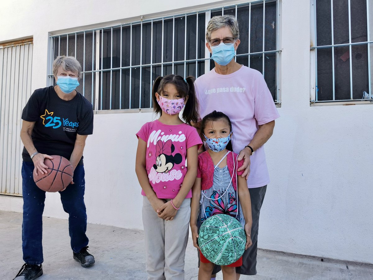 FaithMinistryMX's tweet photo. They helped serve breakfast to the kids in our nutrition program, they planted squash and carrot seeds and harvested peppers in the Naranjito garden, they distributed grocery packages to families in the community, and they assisted with the infant feeding program at the clinic! https://t.co/1UDR3H3HiE