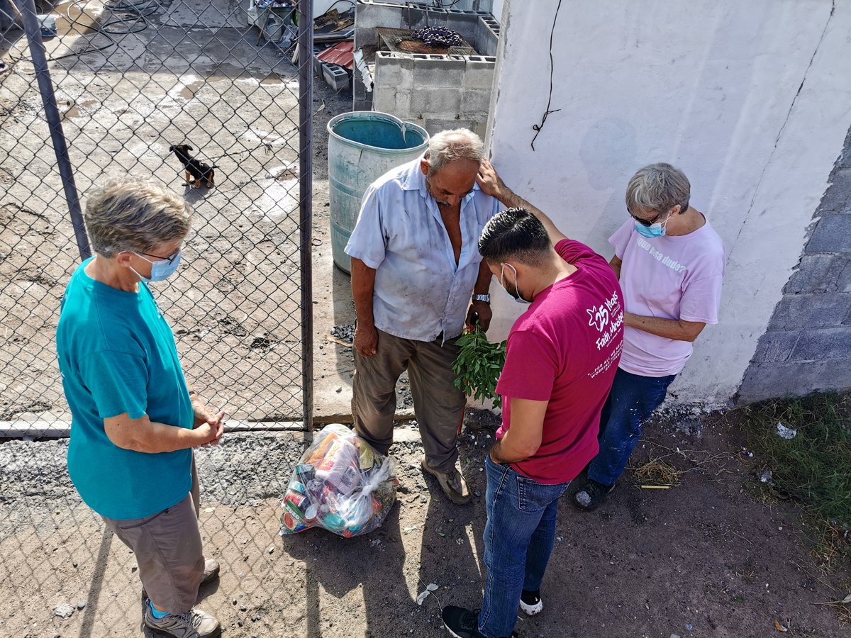 FaithMinistryMX's tweet photo. They helped serve breakfast to the kids in our nutrition program, they planted squash and carrot seeds and harvested peppers in the Naranjito garden, they distributed grocery packages to families in the community, and they assisted with the infant feeding program at the clinic! https://t.co/1UDR3H3HiE