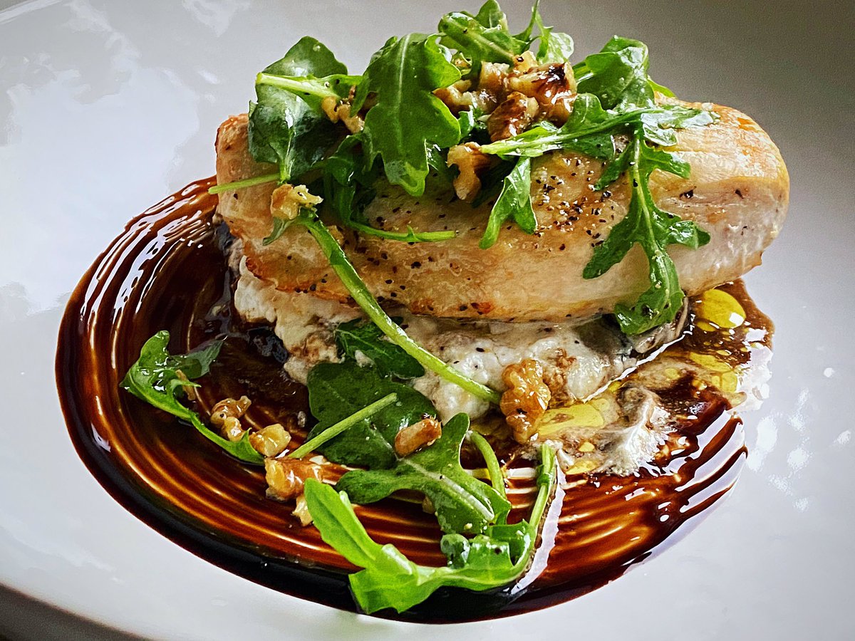 Dinner is ready… Roasted Chicken with Goat Cheese Stuffed Balsamic Portobello Mushrooms, Arugula and Walnut Salad 🤤 #foodnetwork <a href="/smfchicken/">Springer Mtn Farms</a>