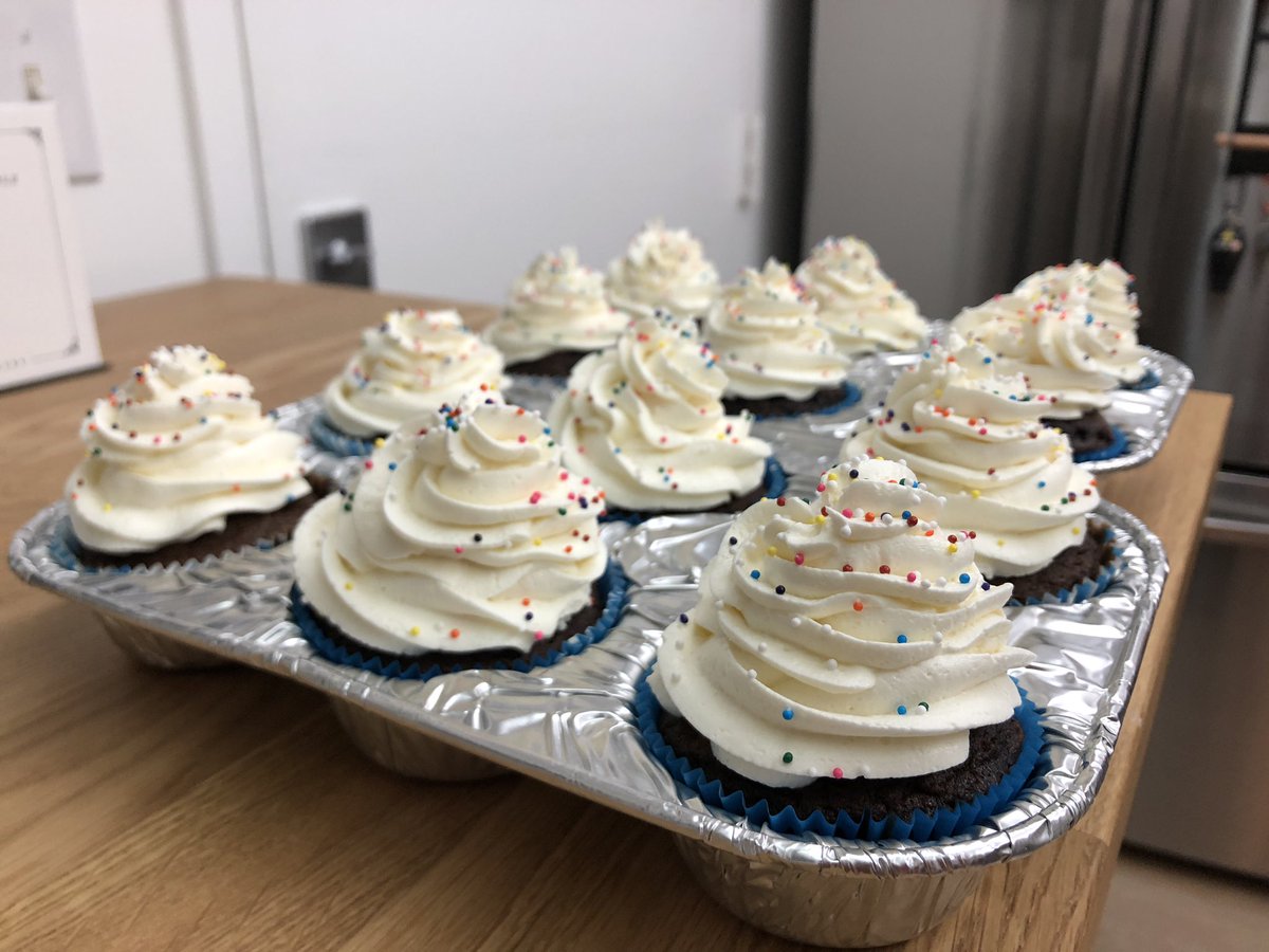 My first Swiss meringue buttercream attempt and it went pretty well! https://t.co/geoGug9hnw