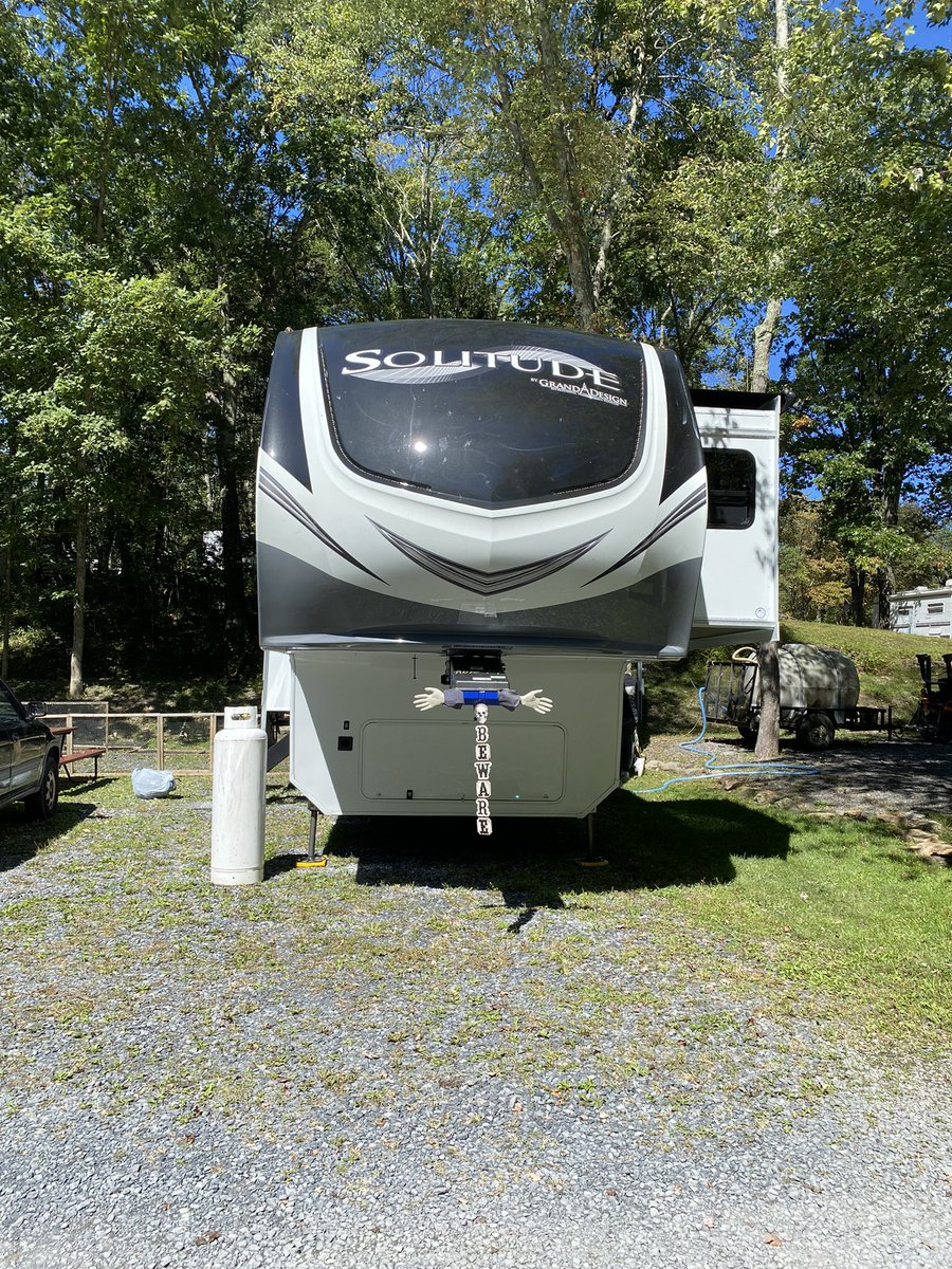 impatient_re's tweet photo. I got a @Granddesignrv for my birthday. #gdrv #rvlife #solitude390rkr https://t.co/iCl6pDJ1bj