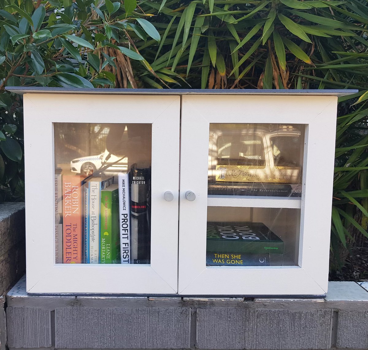 tallandtrue's tweet photo. Gotta love a local #streetlibrary. ❤ #books #libraries #streetlibraries https://t.co/DFVSZx9y0M