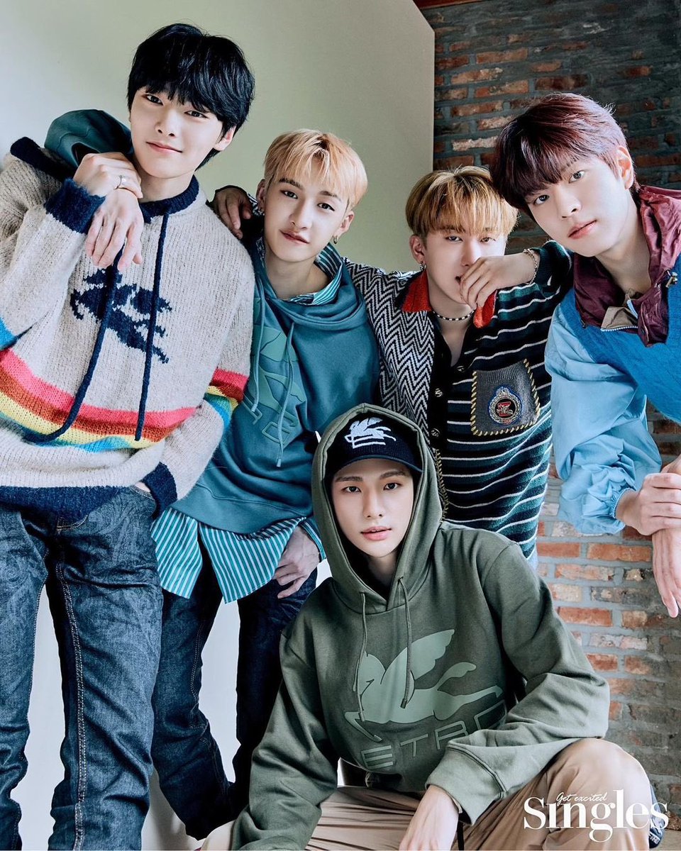 singlesmania's tweet photo. #싱글즈10월호 커버 스타✨밀리언 셀러 그룹 #스트레이키즈 와 #에트로 가 함께한 에너지 넘치는 화보 일부를 살짝 공개할게요😘 스트레이키즈와 분방한 느낌을 끌어올린 에트로의 2021 F/W 컬렉션이 만남이 특별합니다💘 @Stray_Kids

📲 https://t.co/OJFLLcaEPN
📲 https://t.co/Ilt4VbJlMy https://t.co/neDJ3Czl2t