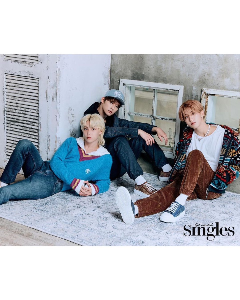singlesmania's tweet photo. #싱글즈10월호 커버 스타✨밀리언 셀러 그룹 #스트레이키즈 와 #에트로 가 함께한 에너지 넘치는 화보 일부를 살짝 공개할게요😘 스트레이키즈와 분방한 느낌을 끌어올린 에트로의 2021 F/W 컬렉션이 만남이 특별합니다💘 @Stray_Kids

📲 https://t.co/OJFLLcaEPN
📲 https://t.co/Ilt4VbJlMy https://t.co/neDJ3Czl2t