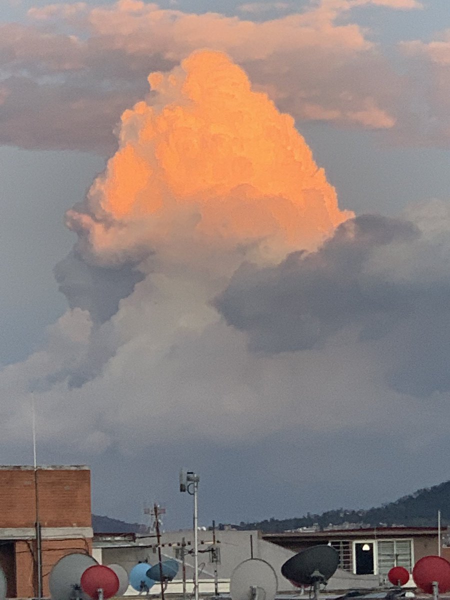 goccelli's tweet photo. Así el se ve el #Popocatépetl con la puesta del sol! https://t.co/7tDRLgqItD