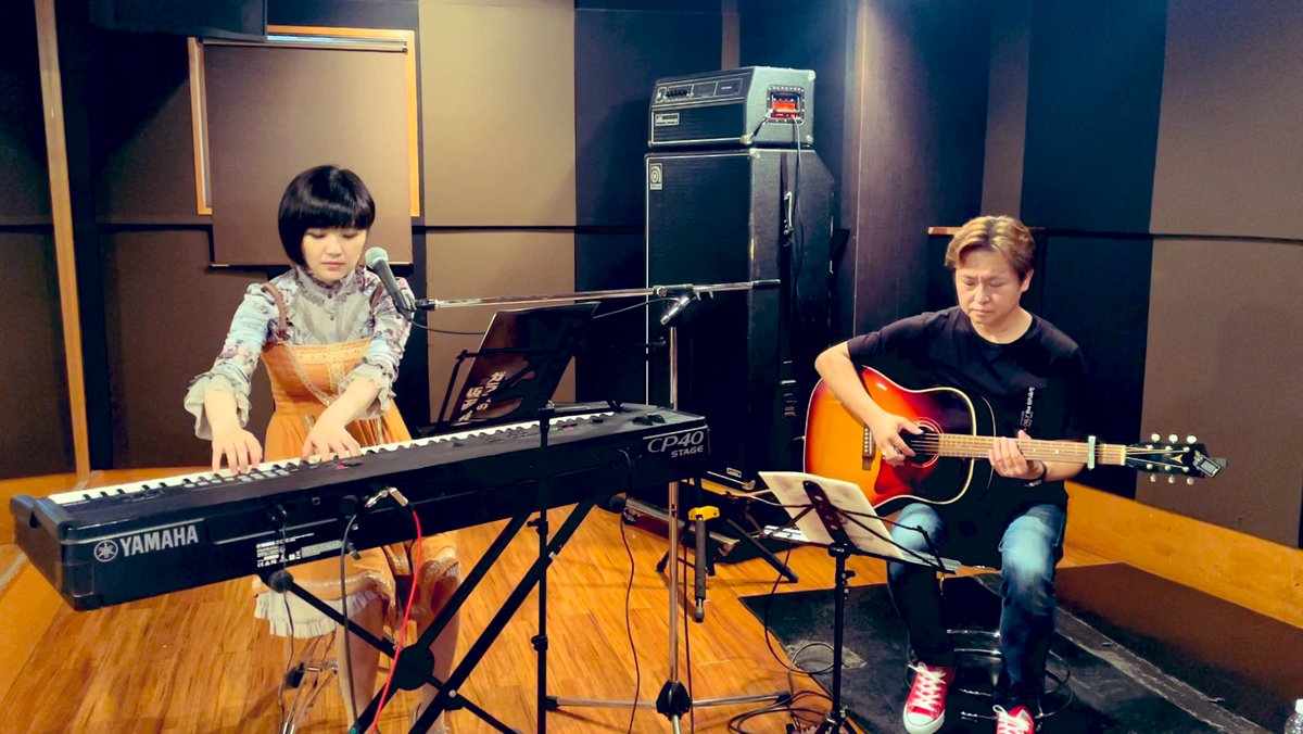 miccabose's tweet photo. 昨日は中国の企画でスタジオお籠りでした。
ギターとピアノの伴奏って個人的にすんごく難しいんだよな、、と思いつつ、私の理想の混ざり方に辿り着きたいというのもあって、まずは弾き過ぎない心がけ。日々勉強。ゼーハー。

Youtubeでも少しずつ公開して参ります❣️ https://t.co/pyIfZYk08O