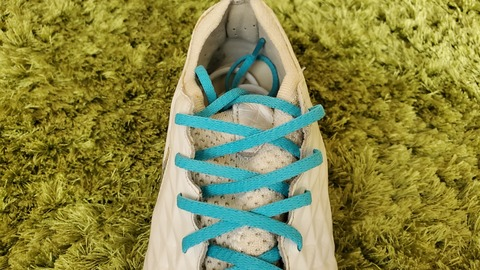 0014 スパイクアドバイザー 靴紐の通し方をおさらい 左 アンダーラップ 下通し 右 オーバーラップ 上通し 下通しはフィットの調整がしやすく 足入れしやすい一方で 緩みやすいという欠点があります 上通しは調整しにくく 足入れしにくい傾向が