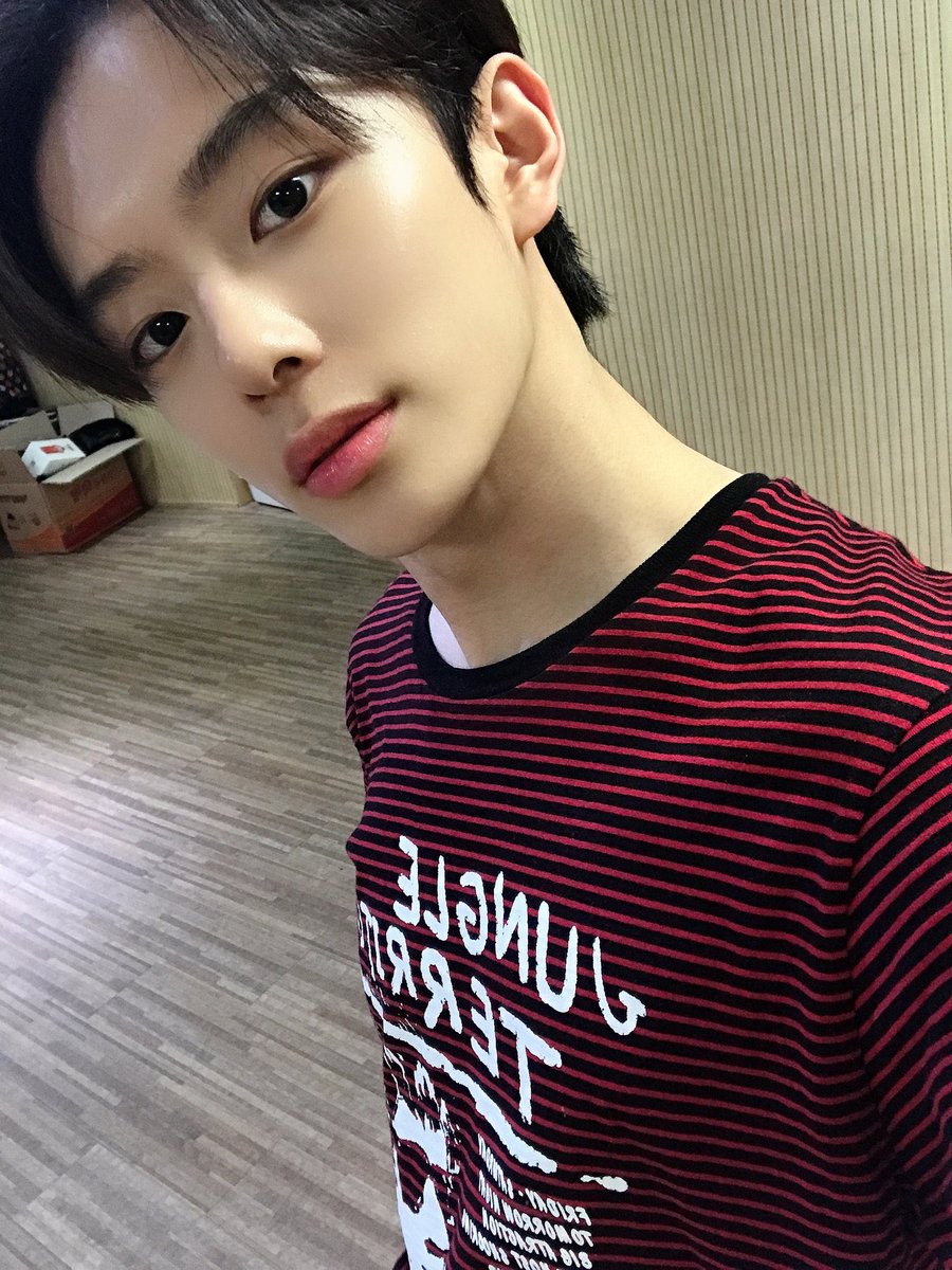 vericrazy_'s tweet photo. ㅤ・🎧 [ 𝗵𝘁𝘁𝗽𝘀: // 𝘃𝗲𝗿𝗶 ⠀𓍼⠀ crɑzy ❫ ᠉ #OTTIELIE plɑylist.
Antes irme vengo a decirles que le den amor a #WiniSoarCB con su voz hermosa y también el raglito que será solo para mi. Le quiero decir #GoodbyeTo celular pq me saco muchas fotos y no termino + https://t.co/zhEdFf2qMA