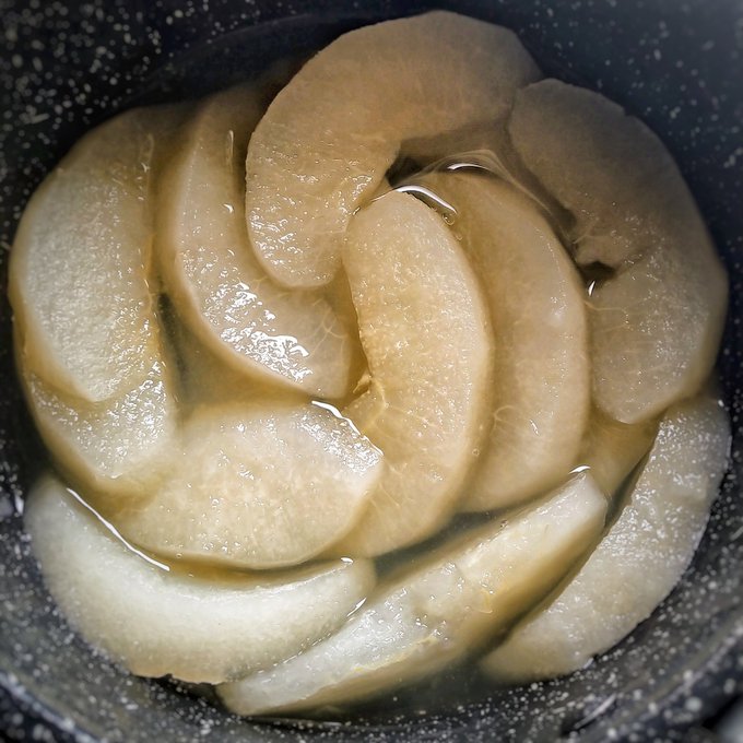 今日は休日なのですね。お天気良い…☀

梨を茹でた〜🙂冷やしてバニラアイスと食べると美味しいやつ 