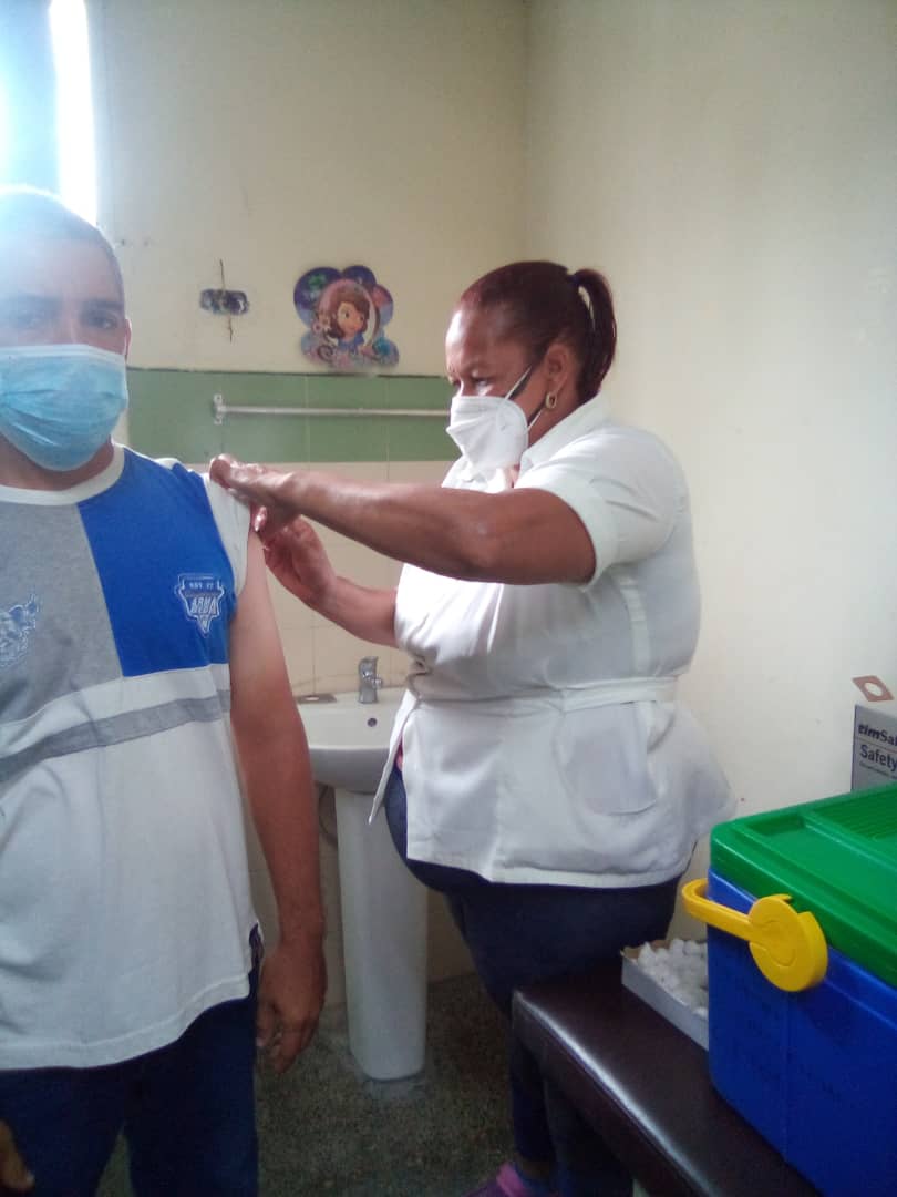 Maylin05251485's tweet photo. CDI Fundación.
Estado Aragua. Realizando la vacunación de nuestros hermanos venezolanos.
@cubacolabora 
@cubacooperaven
@AngelRdeDios 
@CintraPileta 
@MiladyHernand19 
@sara_collado
@Besnoymp_26 https://t.co/7OIPMclJfj