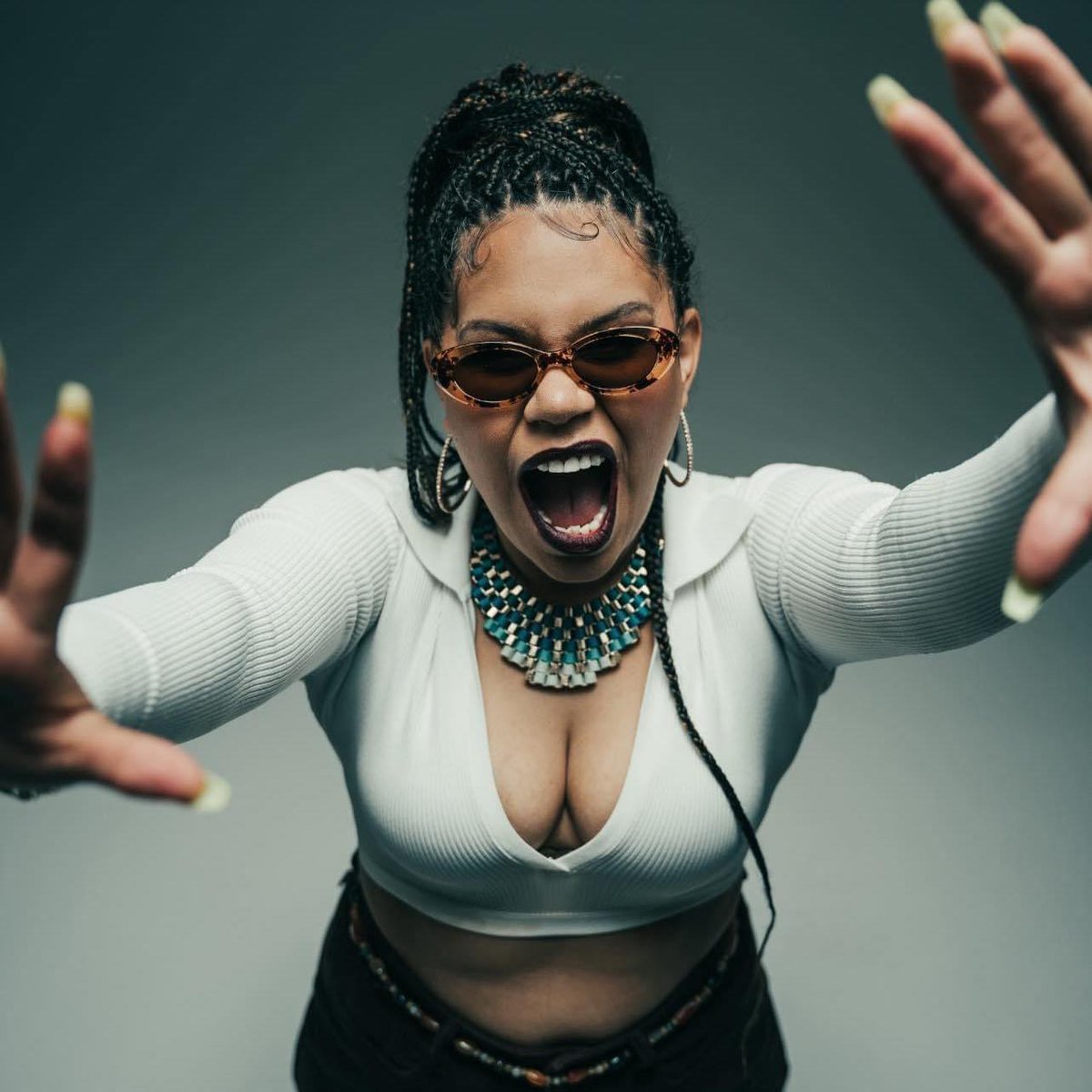 GirlsRockOttawa's tweet photo. It’s #MusicMonday and we’ve got a strong artist for you this week! BARKAA, born Chloe Quayle, is a Malyangapa, Barkindji woman that has exploded onto the Australian rap scene.
Listen to BARKAA here: https://t.co/nPyjAuVggO
#girlsrockottawa #barkaa #MusicMonday #rap #Hiphop https://t.co/1GzFplXnlE