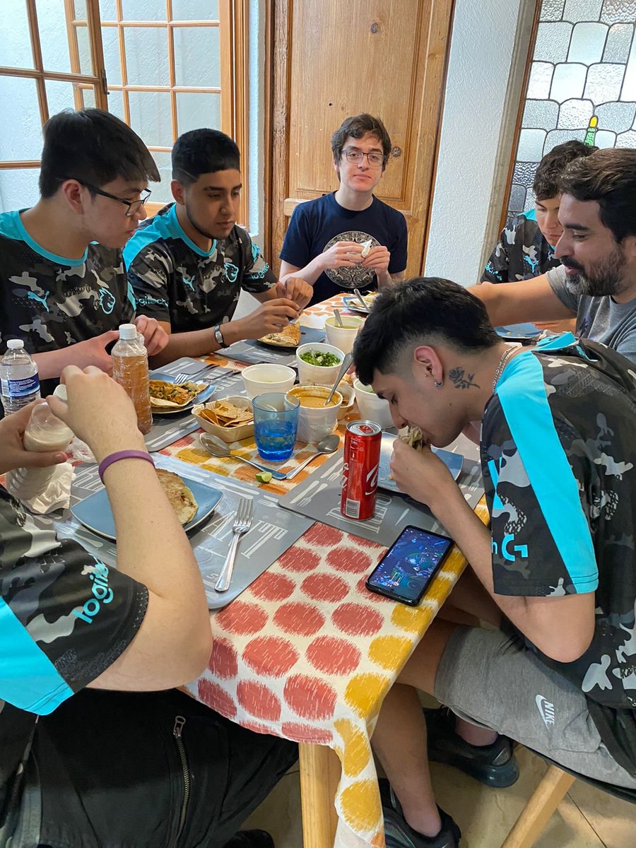 allknightsla's tweet photo. Después de un largo día de entrenamientos y grabaciones, @BetaTwinz les enseñó a los chicos de  #AKWR lo que son los tacos mexicanos 🌮🍴

Mañana empieza la acción en #LolcitoSalvajeAbierto 💃 https://t.co/uZKIvtofMB