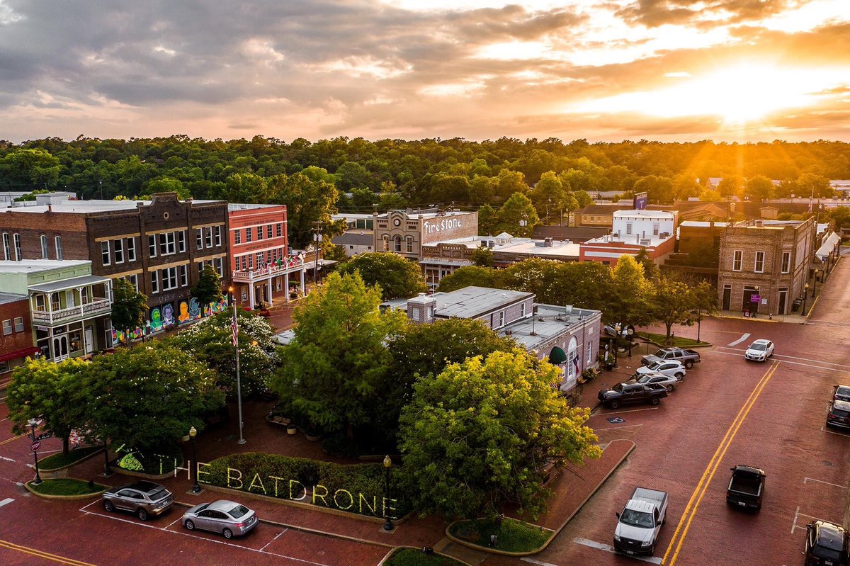 TheBATDRONE's tweet photo. Downtown Nacogdoches Texas https://t.co/hWznE7l7z7