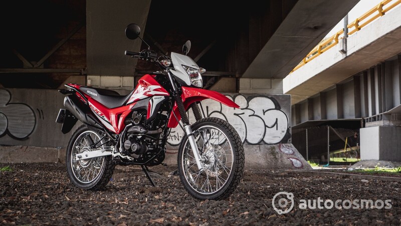 Autocosmos's tweet photo. ¡Descubre a la nueva @hondamotos_mx #XR190L! 😎 Impulsada por un motor fuel injection monocilíndrico con caja manual de 5 marchas, entrega 15.6 hp, una máxima de 110km/h, rendimiento de aproximadamente 39km/l, etc. 🔥 ¡Checa su precio! 👉 https://t.co/9M6GjXdRD2 https://t.co/sEPNRc0RI8