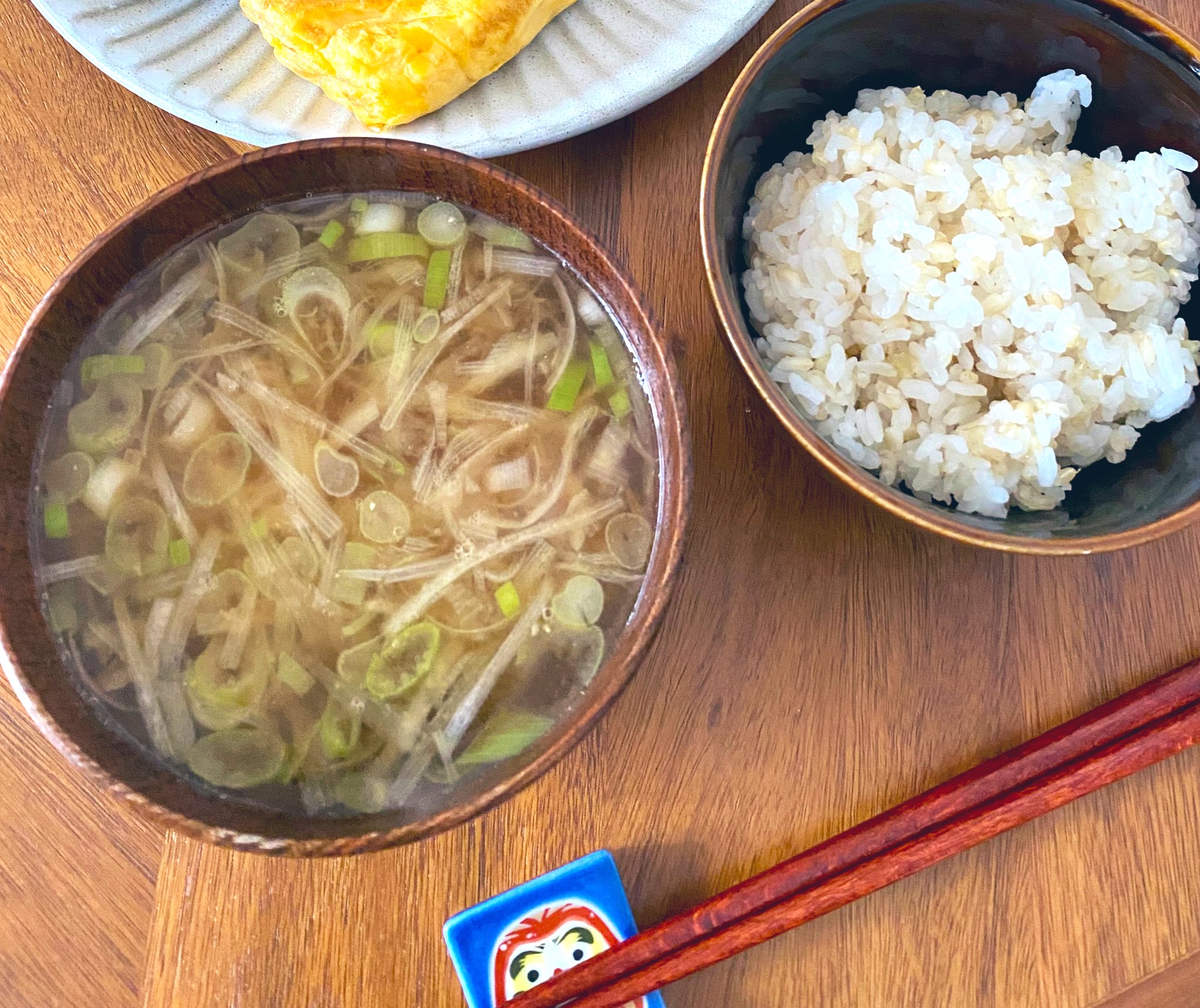 ハム子 最近ハマってる味噌汁はごま油を垂らした鍋に白ネギ 切り方はなんでもok を入れて焦げ目がつくまでじっくり炒めてから水とダシを入れて味噌を溶くレシピ 他の具を入れてもいいけどこれだけでご馳走 わたしはこの味噌汁のためだけに 白ネギをジップ
