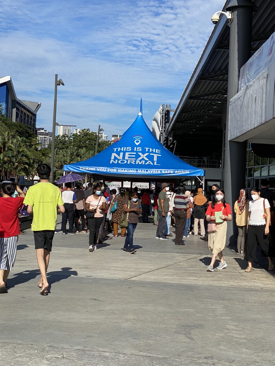 teoeling's tweet photo. Crowd at PPV Axiata Arena now. No proper signages to streamline Walk-Ins and those with appointments. Very messy. https://t.co/h9ti7X3Q7M