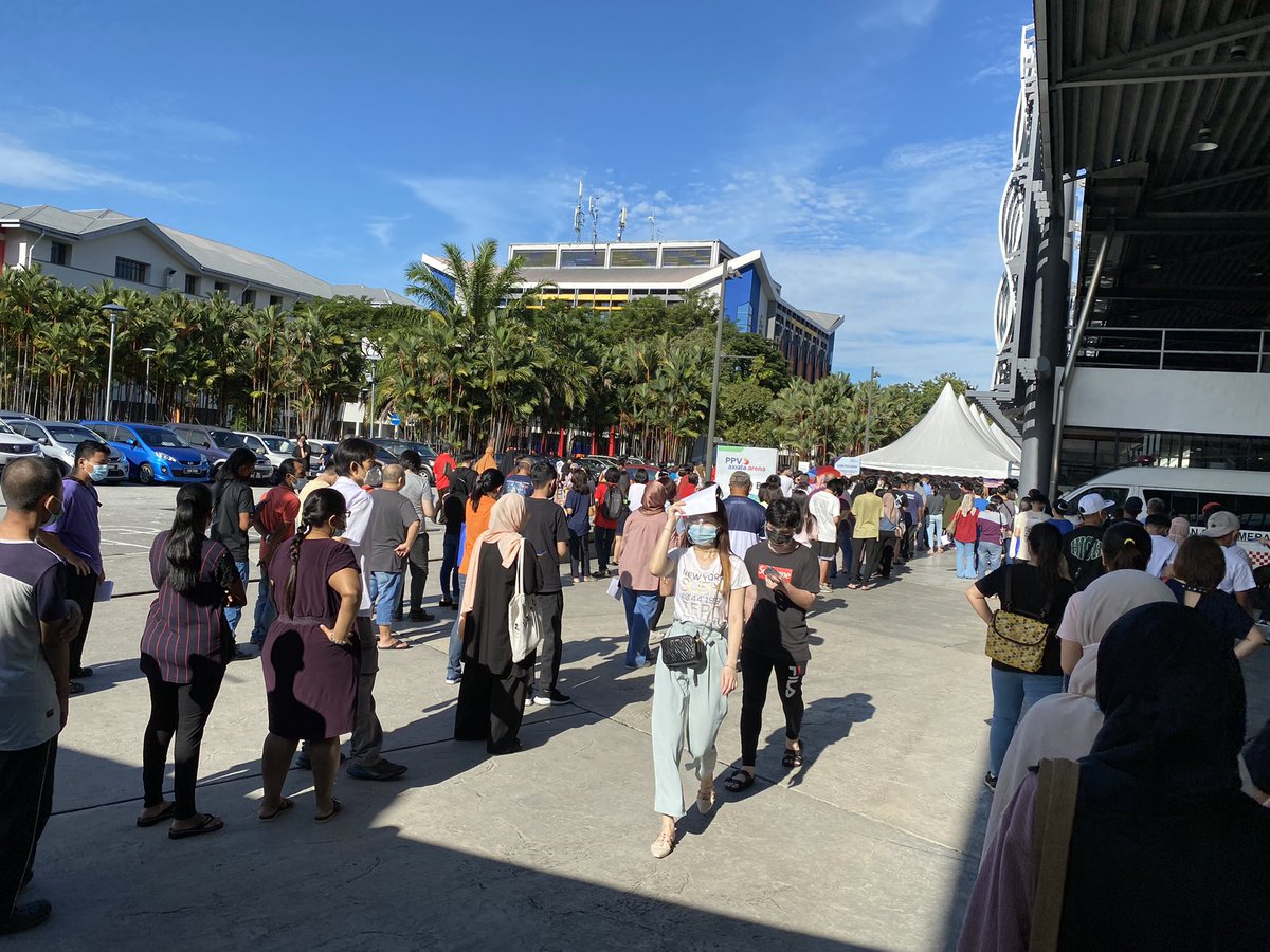 teoeling's tweet photo. Crowd at PPV Axiata Arena now. No proper signages to streamline Walk-Ins and those with appointments. Very messy. https://t.co/h9ti7X3Q7M