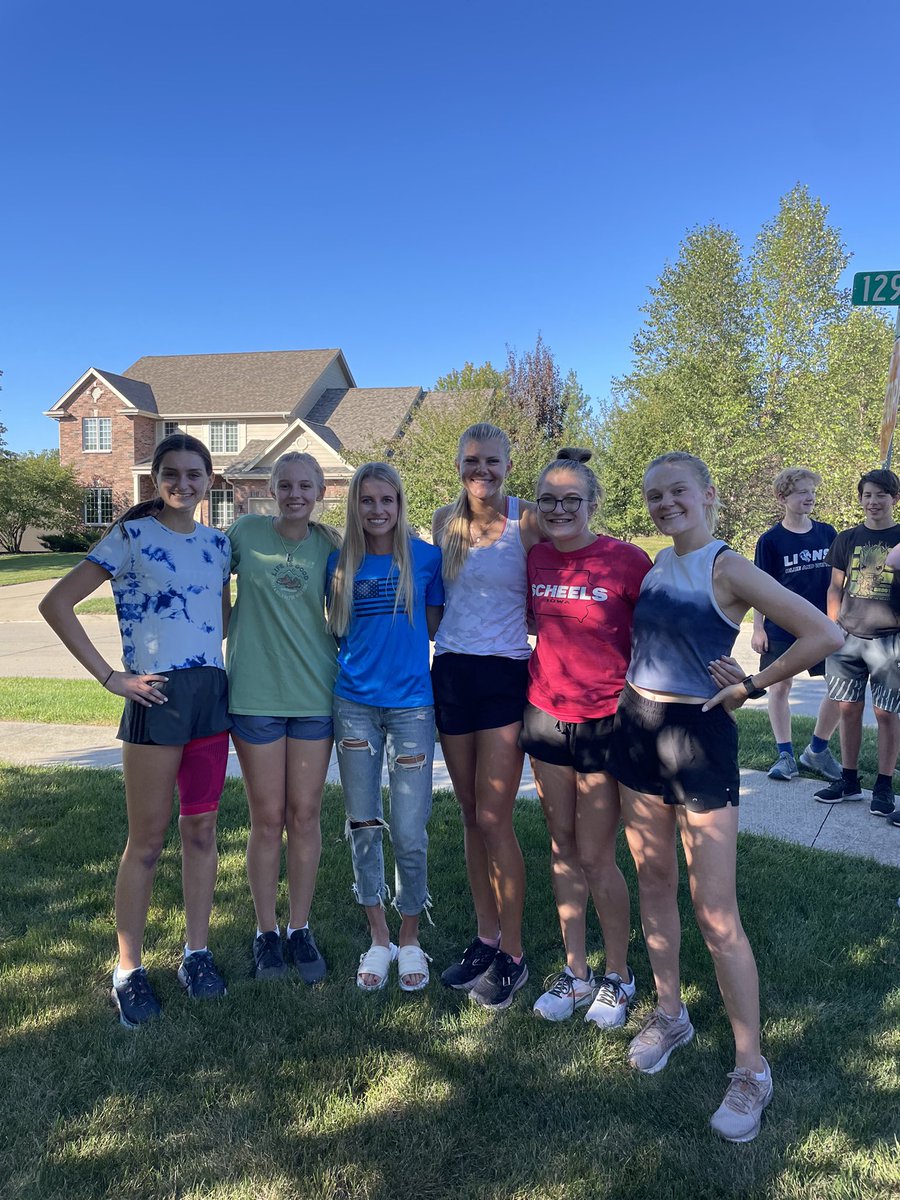 Keetanay's tweet photo. Meeting you made this cross country team’s day! @KarissaSchweiz4 @DSMChristian https://t.co/CJ0Dzf03b8