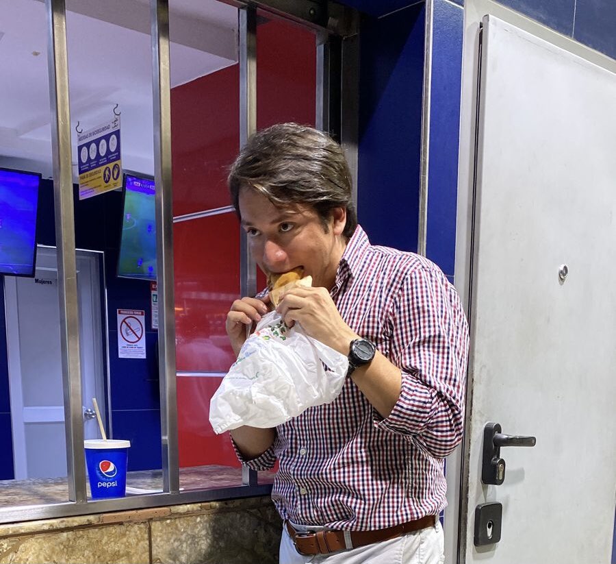 JorgeVelezVelez's tweet photo. @joseluis_rr @BarcelonaSC Luego de la cita médica pegándome dos sabrosas empanadas de pavo 🥟🦃 en la tradicional #LabraqueLabra de la calle Chimborazo. #SinLlorar #BARCEINSOMNIO https://t.co/v7kX31nivs