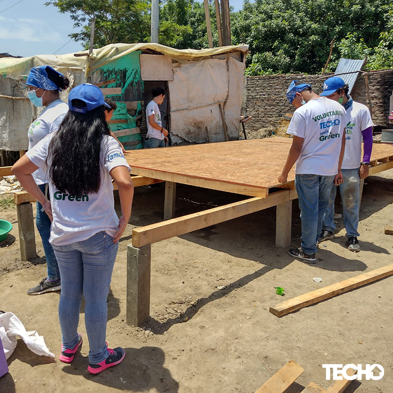 TECHO_col's tweet photo. ¡Por primera vez llegamos a la ciudad samaria! 💪🏼
En equipo hemos venido construyendo la vivienda para 5 familias.
¡Nos unimos con @CorpFamilia, los beneficiarios y voluntariado de Barranquilla, Medellín, Cali y Bogotá para seguir construyendo país. 💙🇨🇴
#TECHOconHECHOS https://t.co/RTMhinwwAH
