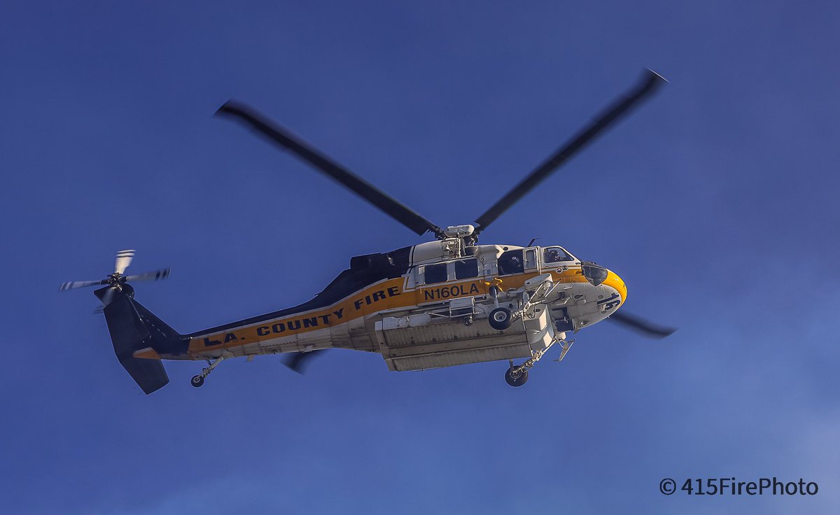 415FirePhoto's tweet photo. #JeffreyFire today was located in the Mutual Threat Zone (MTZ) which means a full brush response from @VCFD @LACOFD and @LAFDtalk. Fortunately no wind so FFs and aircraft held it to 5 acres. Pictured is LAcoFD Copter 16 making a water drop on the fire @VCFD_PIO @LACoFireAirOps https://t.co/4x0iZyCDKl