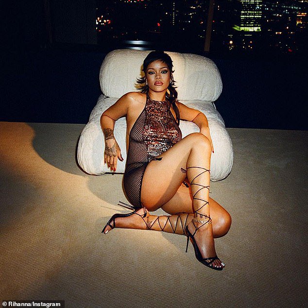Bitch Better have her Money.. Rihanna posed in sexy lingerie for Savage X  Fendy