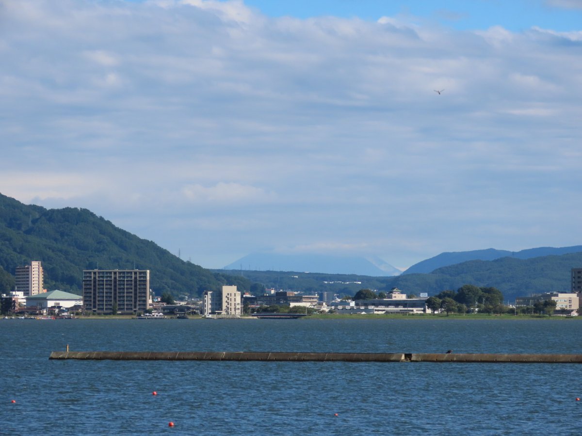 ブラタモリで紹介された 諏訪湖から富士山が見えるポイントが下諏訪町 みずべ公園近くにあります 日曜日に行った時は裾野しか見えなかったけど 今日はキレイに見えています 写真はポイントからではなく別の建物からです ブラタモリ 富士山 しあわせ信州 下諏訪 ブラタモリで紹介された 諏訪湖から富士山が見えるポイントが下諏訪町 みずべ公園近くにあります 日曜日に行った時は裾野しか見えなかったけど 今日はキレイに見えています 写真はポイントからではなく別の建物からです ブラタモリ 富士山 しあわせ信州 下諏訪