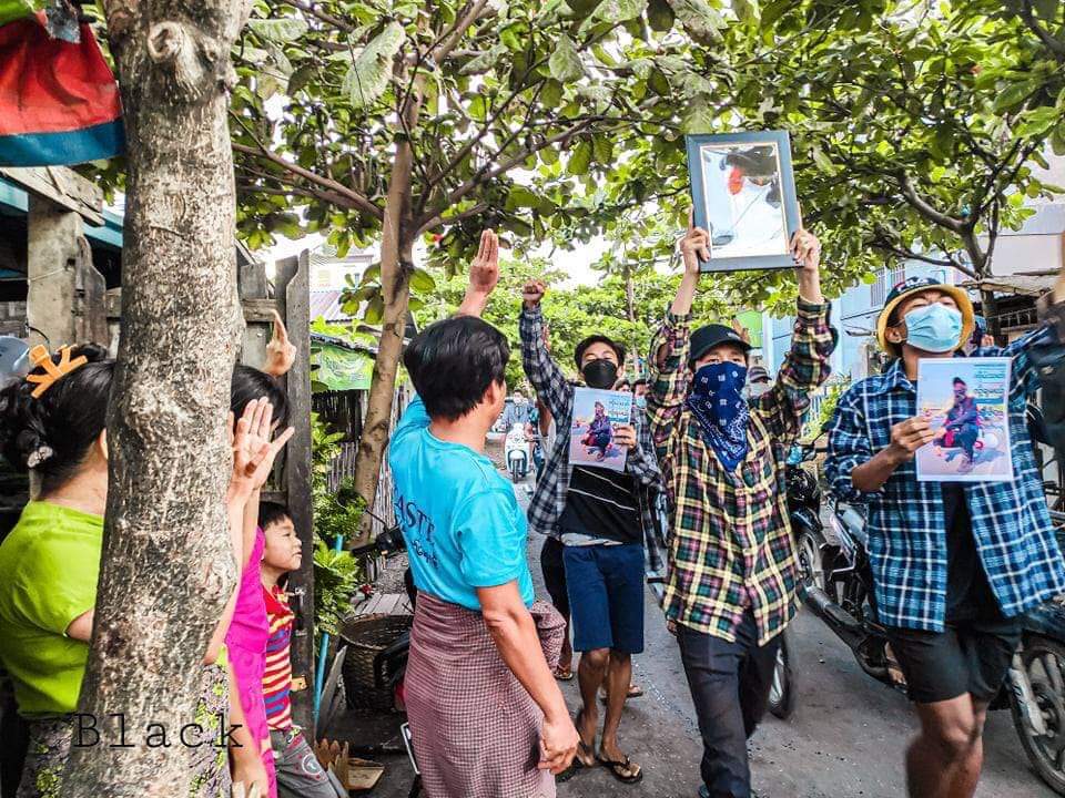 m_krl1's tweet photo. In #Mandalay ,Coalition Strike marched against Military Coup this morning(Sep23), raising three fingers salute ,chanting Slogans and paying tribute to Ko Sai Bhone Min Thant,a young boy who wanted to protect his country and people ,who was killed by SAC Junta on Sep20.
#Sep23Coup https://t.co/MytyZYjRbd