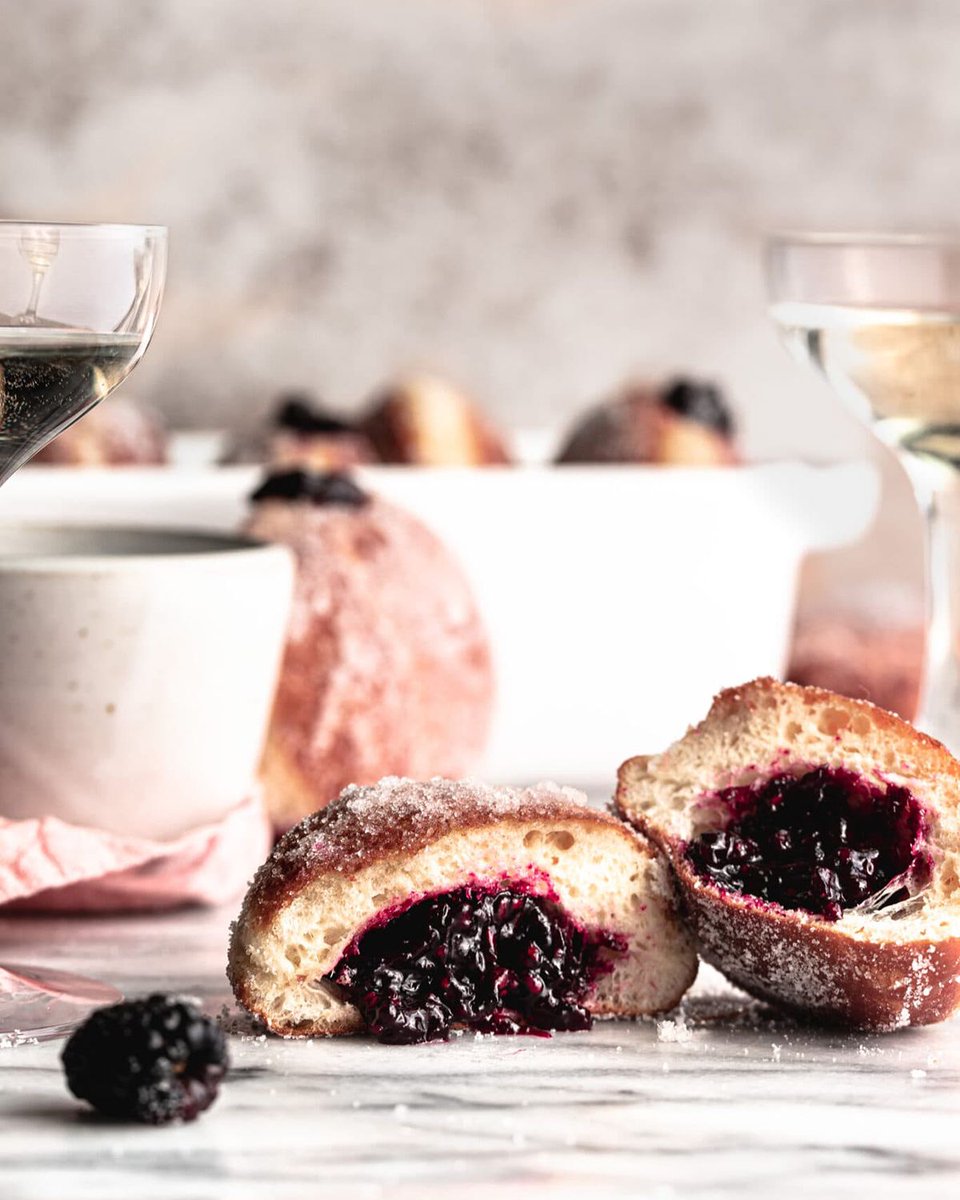 oregonberries's tweet photo. These Blackberry Bourbon Jam filled donuts by Pate at The G & M Kitchen have us 🤤 over here! Light and fluffy, but stuffed with blackberry goodness! 😍
https://t.co/dzPojSb3XY
#repost #oregonberries #blackberries #jellydonut #bourbonjam #blackberryjam https://t.co/rnIbPU2G7P