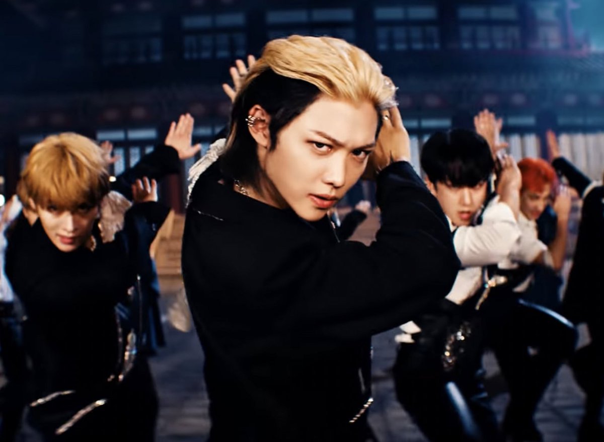 Or Felix probably filmed it with this haistyle and the beret’s covering the blonde part. 😅