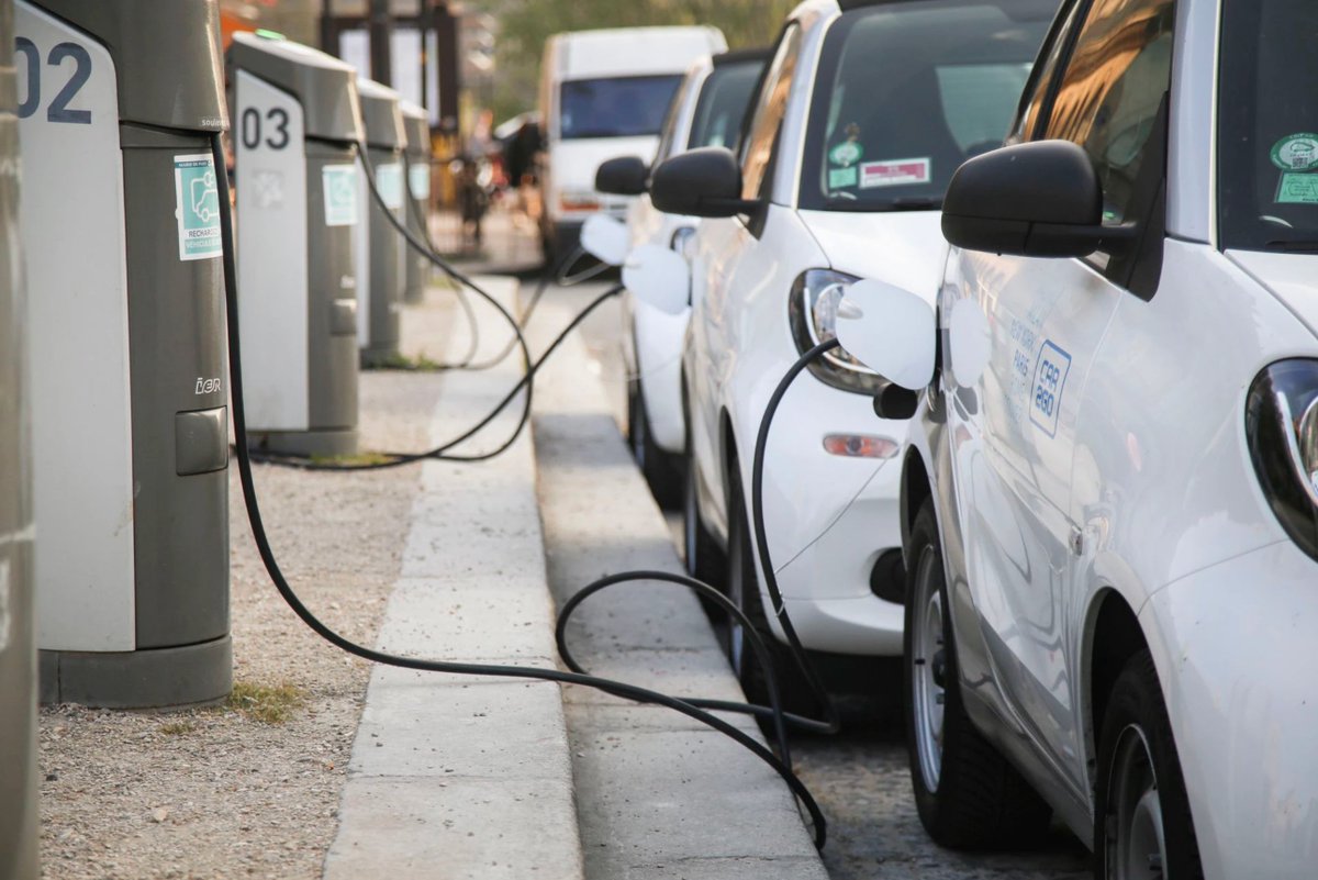 #FondoRecuperaciónEuropeo | El #PlanMoves ofrece a empresas y autónomos subvenciones para la compra de vehículos eléctricos, híbridos, la instalación de puntos de recarga y el impulso a proyectos de #MovilidadSostenible sab.to/3lSdtd3 vía <a href="/el_pais/">EL PAÍS</a> #EstarDondeEstés